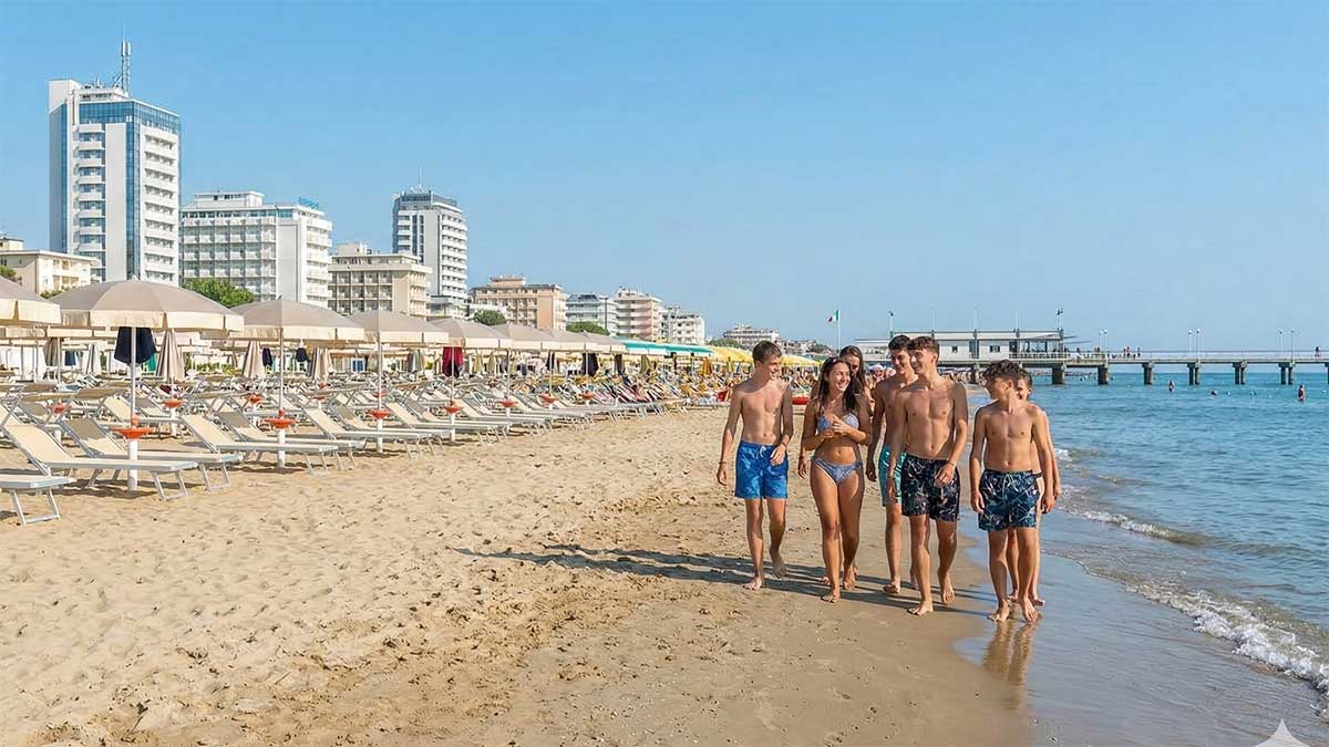 Szeroka plaża, parasole, w tle nowoczesne hotele i molo